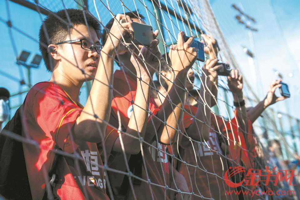 火爆的赛场氛围,球迷尖叫喝彩的简单介绍 火爆的赛场氛围,球迷尖叫喝彩的简单介绍